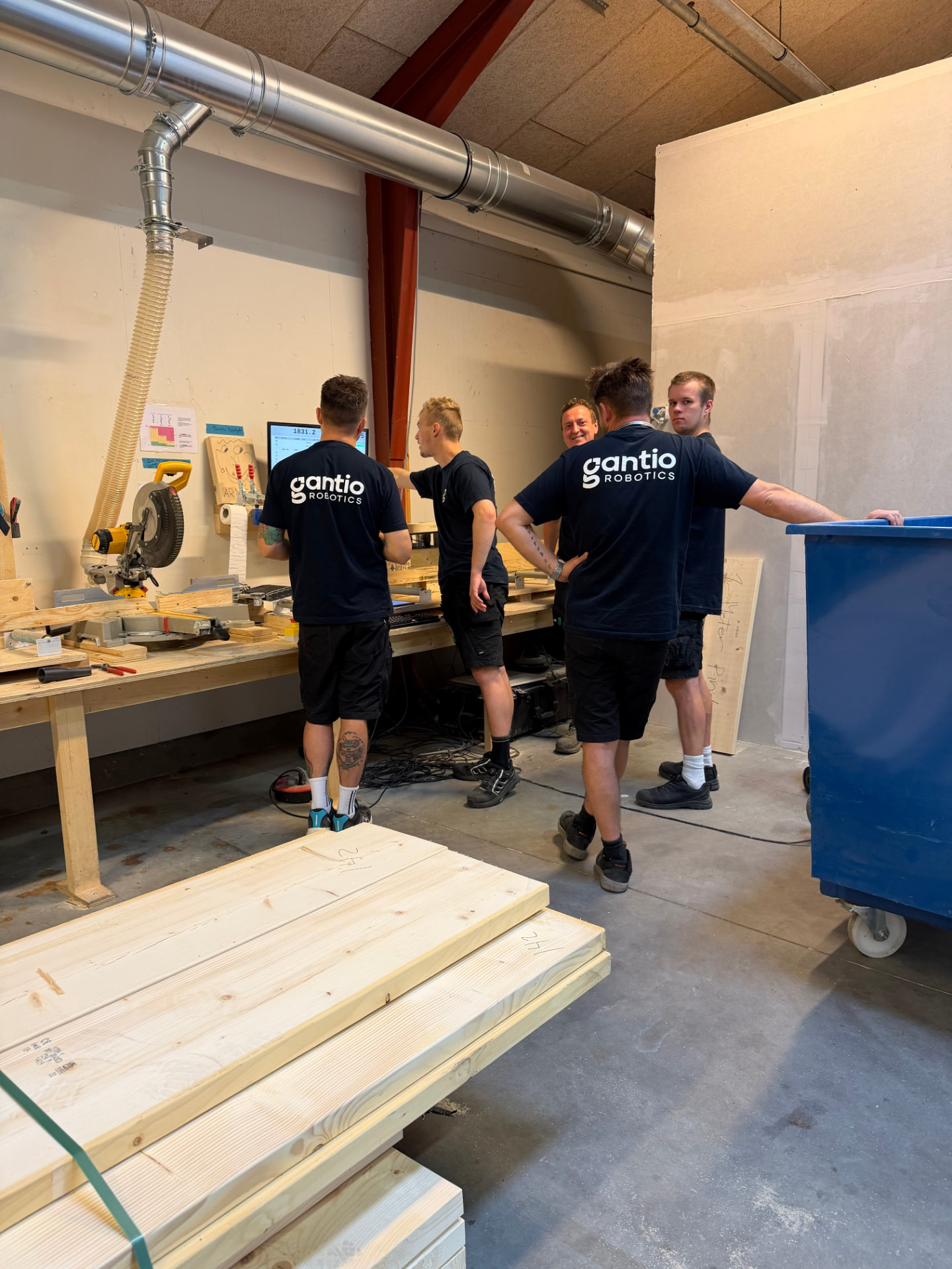 Gantio-medarbejdere ved arbejdsbordet i produktionen