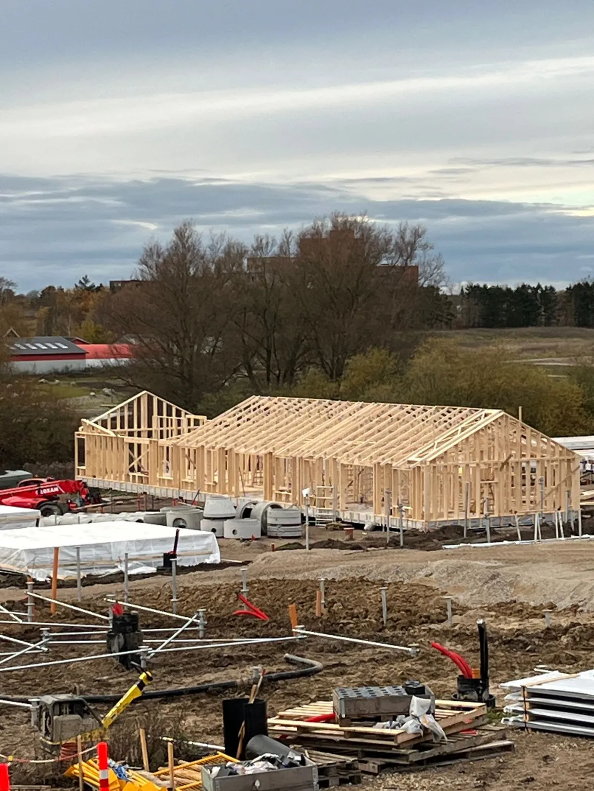 The building site at Bakkekvarteret with erected GoFrame™ timber structures